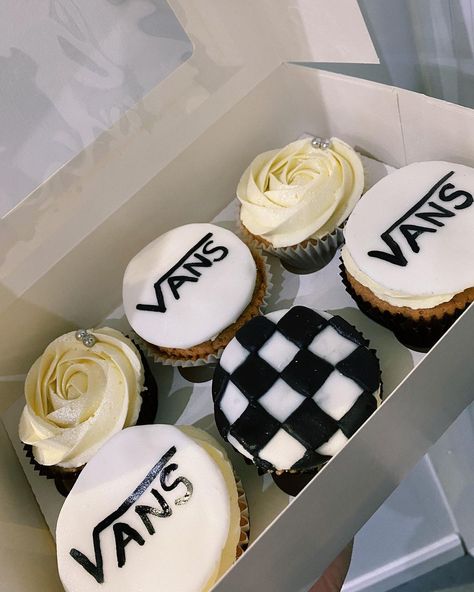 For Goodness Cakes on Instagram: “Something a little bit different🏁 These Vans themed cupcakes were made in honour of #VansCheckerboardDay. This initiative exists to power…” Vans Themed Birthday Party, Vans Baby Shower, Vans Baby Shower Theme, Vans Party, Converse Cake, Brand Cake, Baby First Birthday Themes, Ray Ray, Skate Party