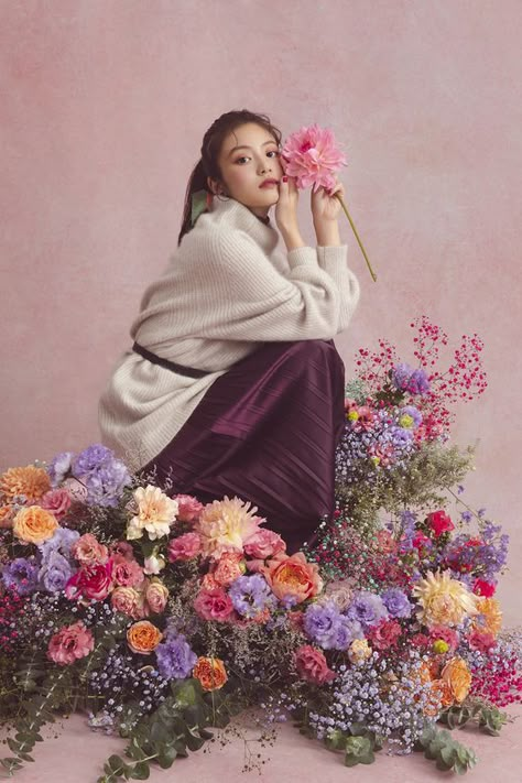 Studio Photography With Flowers, Flower Fashion Photography, Photoshoot With Flowers, Floral Photoshoot, Shooting Studio, Studio Photography Fashion, Flower Photoshoot, 사진 촬영 포즈, Flower Studio