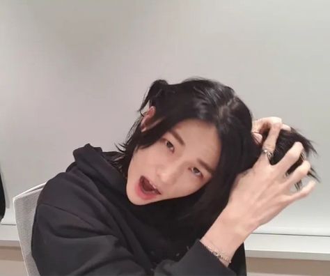 skz hyunjin pigtails lq Seungmin Long Hair, Long Hair Styles Cuts, Hyunjin Pigtails, Stray Kids Icon, Hyunjin And In, Drama Llama, Cute Ponytails, New Template, Skz Hyunjin