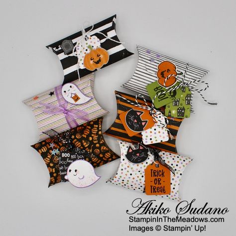 Stampin’ Up! Pretty Pillow Box Halloween Treat Holders – Stampin' in the Meadows Pillow Treats, Halloween Candy Box, Halloween Treat Holders, Halloween Treat Boxes, Gift Containers, Halloween Cards Handmade, Treat Holders, Halloween Treat Bags, Pretty Pillow