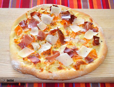 Si quieres probar una pizza diferente y muy sabrosa, prueba esta pizza de calabaza y jamón serrano. El dulzor de la base de cebolla y calabaza contrasta con el salado del jamón y el queso parmesano, el conjunto es sorprendente, una delicia para repetir. Toma nota de la receta paso a paso, no dudes en preparar tu masa de pizza en casa. Pasta Italiana, Italian Cooking, Hawaiian Pizza, Pizza Recipes, Coffee Recipes, Sandwiches, Jam, Good Food, Pizza