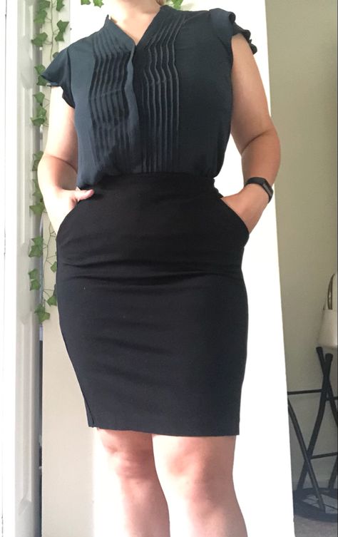 Black skirt,dark green/blue top Outfit Ideas Office, Buisness Outfits, Office Outfit Inspiration, Book Outfits, Corporate Attire, Work Clothing, School Clothes, Office Outfit, Mid Size