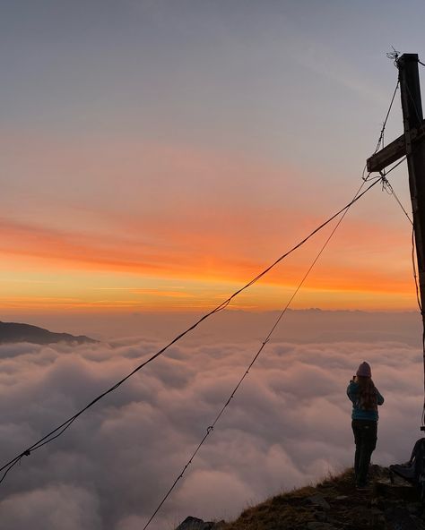 Welcome to the best sunrise of my life. No filter added. Now if that's not a sign to go on a sunrise hike this autumn I don't know what is 🌄☁️🧡💖 . #italy #mountains #hiking #sunrise #overtheclouds #hike #nature #girlsthathike #sun Italy Mountains, Sunrise Hike, Mountains Hiking, No Filter, 2025 Vision, A Sign, Go On, I Don't Know, Of My Life