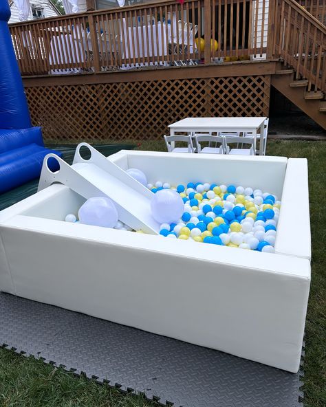 Happy fun fact Friday 🥳 Fun fact- we have two slide options that can be added on for more fun! Our small white slide is ideal for crawlers and toddlers and is the perfect addition to our middi ball pit. Our large white slide is ideal for toddlers and older kids up to age 9! This one pairs best with biggie- our xl 16 ft ball pit 🤩 Both are guaranteed to be a hit at any party 🎉 . . . . . . . . . . . . . . . . . . . . . . . #softplay #softplayrental #softplayrentals #softplayparty #ballp... Fun Fact Friday, White Slides, Chicago Suburbs, Kids' Party, Soft Play, Ball Pit, Happy Fun, Good Friday, Childrens Party