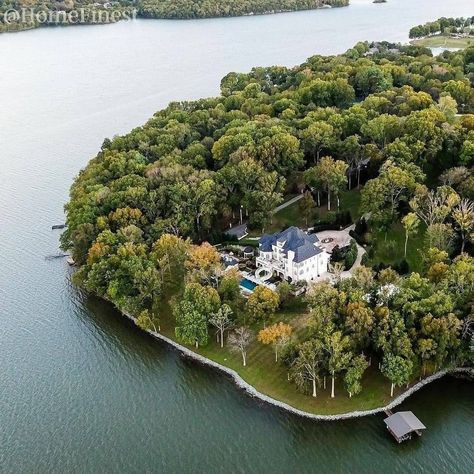 𝐋𝐮𝐱𝐮𝐫𝐲 𝐇𝐨𝐦𝐞𝐬 on Instagram: “👉 This mega-mansion previously home to Kelly Clarkson is situated in Hendersonville, Tennessee boasts 7 bedrooms, 11 baths, and was last…” American Idol Winner, Greek Revival Home, Double Staircase, Mega Mansions, Old Hickory, Backyard Spaces, Greek Revival, Expensive Houses, Saltwater Pool