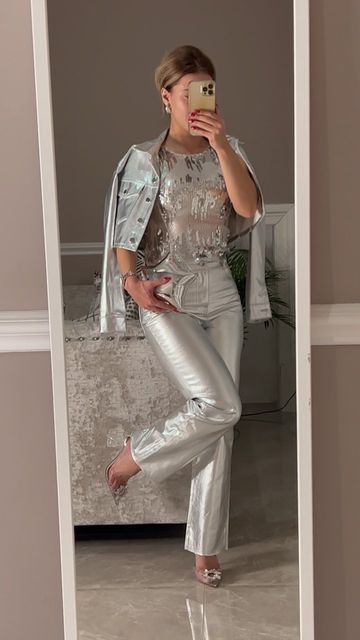 Nas 💫 on Instagram: "The PERFECT metallic jeans do exist! May affect your Wi-Fi signal though 📡 if you’re not confident to wear all-silver then just wear one or two items with black, white etc…" Silver Metallic Pants Outfit, Silver Jeans Outfit, Metallic Pants Outfit, Wester Wear, Outfits Leggins, Metallic Jeans, Metallic Jacket, Metallic Pants, Silver Jeans