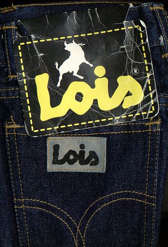 Oh...in de jaren 70. Ik moest en zou een Lois pak (jeans en jeansjasje) hebben. Uiteindelijk ging mijn moeder overstag. Gedragen tot het van ellende uit elkaar viel .. Lois Van Baarle, Wrangler Jeans Vintage Poster, Vintage Levi's Jeans For Streetwear, Lois Jeans, Hang Tag Design, Levis Vintage Clothing, Jeans Outfit Men, Denim Shirt With Jeans, Womens Suits Business