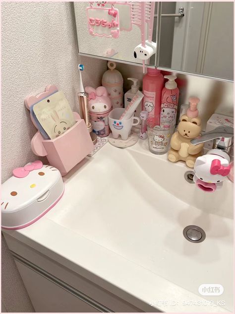 Low Income Apartment Decor, Hello Kitty Bathroom Ideas, Kawaii Bathroom Decor, Cutecore Bathroom, Sanrio Bathroom, Bathroom Cute, Kawaii Bathroom, Cute Bathroom, Dorm Kitchen Ideas