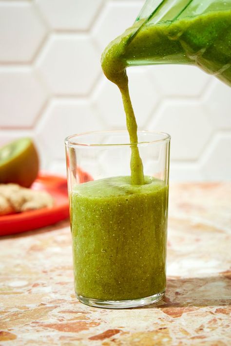 This Green Wellness Shot Is Packed with Gut-Healthy Prebiotics Wellness Shot Recipe, Homemade Liquors, Cream Drinks, Prebiotic Foods, Easy Breakfast Brunch, Healthy Lunch Snacks, Wellness Shots, Healthy Microbiome, Dessert Smoothie