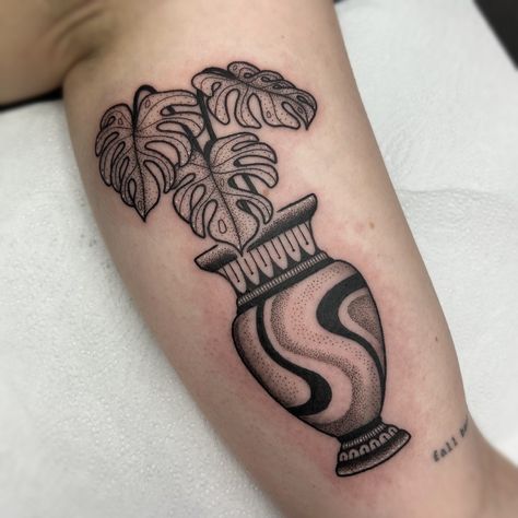 𝕸𝖎𝖓𝖎 𝕸𝖔𝖓𝖘𝖙𝖊𝖗𝖆… A tattoo from my time in Chester guesting with the lush lot @_crownofthorns this weekend just gone! Swirly vase paired with a monstera plant for the lovely Lauren done on the Friday 🖤 thank you so much for making the trip to see me Lauren & for the trust { 𝕯𝖔𝖓𝖊 @_crownofthorns Chester, England 𝖀𝖘𝖎𝖓𝖌: @bishoprotary @blackclaw @dynamiccolor @worldfamousink @pantheraink @butterluxe_uk } • • • #monsteraleaftattoo #monsteraplant #vasetattoo #swisscheeseplant #swisscheeseplanttat... Monstera Plant Tattoo Design, Variegated Monstera Tattoo, Vase With Monstera Tattoo, Monstera Plant Sleeve Tattoo, Monstera Obliqua Tattoo, Mini Monstera, Chester England, Swiss Cheese Plant, The Friday