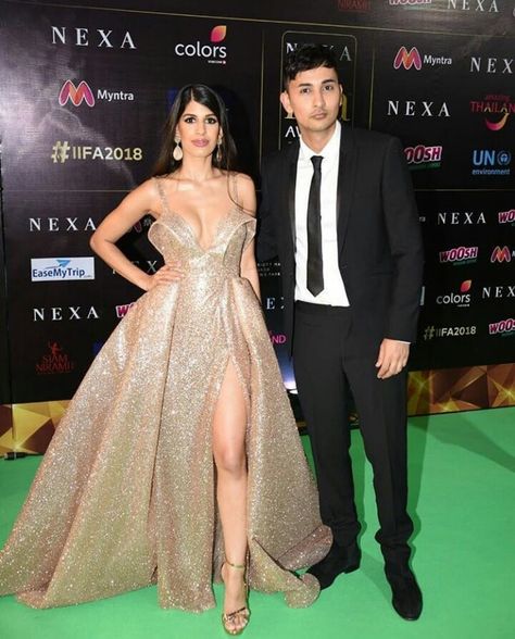 Jasmin Walia and Zack Knight Zack Knight, New Background Images, Glitter Dress, New Backgrounds, Bollywood Stars, Beauty Queens, Art Sketches, Asian Beauty, Background Images