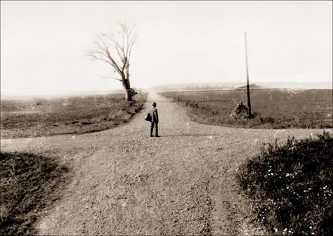 Stephen Vaughan. USA. Joe MORTON on location for the film 'Crossroads'. 1986 Pablo Aesthetic, Short Story Illustration, The Age Of The Understatement, Crossroads Movie, Devil Video, Left Right Game, Bob Dylan Songs, Advanced Photography, Robert Johnson