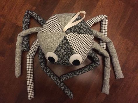 Spooky Sewing Projects, Spider Sewing Pattern, Halloween Sewing Crafts, Spider Tutorial, Halloween Patchwork, Spooky Halloween Crafts, Sewing Club, Halloween Sewing Projects, Spider Crafts