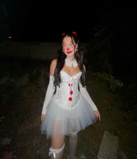 Penny Wise Outfit, Penny Wise Halloween Costumes, Cute Pennywise Costume, Pennywise Halloween Costumes Women, Pennywise Costume Women, Pennywise Costume Female, Pennywise Outfit, Penny Wise Costume, It Pennywise Costume