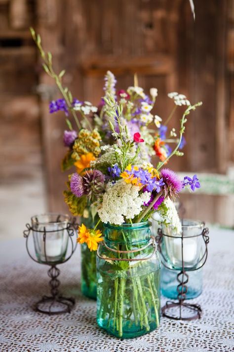 wildflowers in blue mason jar boho wedding centerpiece / http://www.himisspuff.com/boho-rustic-wildflower-wedding-ideas/ Wedding Jars, Wedding Centerpieces Mason Jars, Deco Champetre, Rustic Outdoor Wedding, Blue Mason Jars, Unique Wedding Flowers, Wedding Floral Centerpieces, Mason Jar Wedding, Rustic Wedding Centerpieces