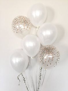 White Balloon Bouquet, White Balloons Wedding, Gold Balloon Bouquet, Congratulations Balloons, Balloon Cloud, Confetti Gender Reveal, Balloons Wedding, Balloon Wedding, Gold Inspiration