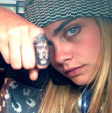 Cara Delevingne's "Breathe Deep" Tat Keeps Her from Punching Paparazzi http://www.popstartats.com/cara-delevingne-tattoos/breathe-deep-tat-keeps-her-from-punching-paparazzi/ Cara Delevingne Tattoo, Best Celebrity Tattoos, Lion Tattoo On Finger, Tattoos For Women On Thigh, Leo Tattoos, Finger Tattoo, 1 Tattoo, Sister Tattoos, Celebrity Tattoos