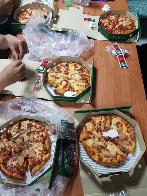 [I ate] Pizza Party with friends :) Eating With Friends Fake Story, Fake Food Snaps With Friends, Food With Friends Aesthetic, Pizza Party With Friends, Pizza Party Aesthetic, Party Pictures With Friends, Pizza With Friends, Driscolls Berries, Friends Snap