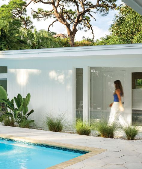 Mid Century Modern Pool Design, White Midcentury Modern House Exterior, Mid Century Florida Home, Mid Century Pool Tile, Florida Mid Century Modern Home, Modern Florida Home Exterior, White Mid Century Modern Exterior, Midcentury House Exterior, Old Florida Home