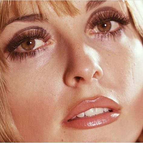 Spa Night Ideas, Tate Makeup, Sharon Tate Makeup, 60s Makeup, 70s Makeup, Spa Night, Roman Polanski, Sharon Tate, Actrices Hollywood