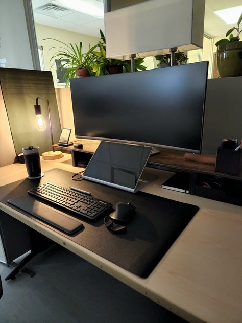 Cosy Desk, Classy Desk, Computer Gaming Room, Computer Desk Setup, Home Studio Setup, Desktop Setup, Work Space Decor, Dekorasi Kamar Tidur, Architecture Model House