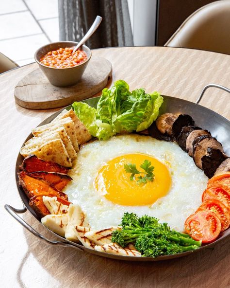 Restaurant Style Breakfast, Breakfast In Restaurant, Breakfast Plate Presentation, Breakfast At Restaurant, Fancy Restaurant Breakfast, Ostrich Egg Recipe, Egg Restaurant, Full English Breakfast Photography, Breakfast Presentation