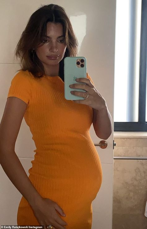 Sweet: Later Emily shared a shot in profile to her Instagram Story, putting her ever-growi... Emrata Instagram, Yellow Sweater Dress, Emily Ratajkowski Outfits, Pretty Pregnant, Girls Dress Outfits, Mum Fashion, Cute Maternity Outfits, Stylish Maternity Outfits, Pregnancy Looks