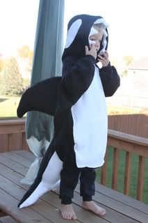 Orca costume , but could be made in blue for a blue whale! Nice poofy fins... Not sure to stuff the fins or make out of cardboard. Maybe stuffing would be better... Orca Costume, Whale Costume, Theme Carnaval, Shark Costumes, Ocean Party, Costume For Halloween, Orca Whales, Halloween This Year, Halloween 2016