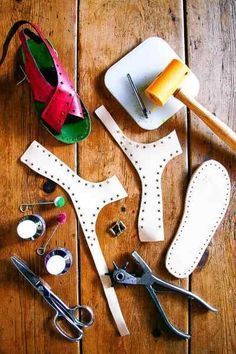 Handmade Leather Shoes Pattern, Slippers Diy, Baby Doll Shoes, Make Your Own Shoes, Shoe Cobbler, Moccasin Pattern, Doll Shoe Patterns, Diy Sandals, Shoe Sketches