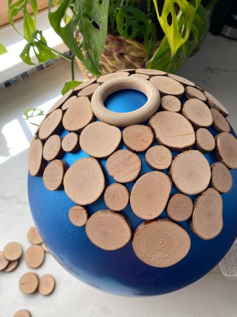 Wood Slice Pendant Light Wood Slice Projects Diy, Diy Wood Pendant Light, Circle Pendant Light, Resin And Wood Diy, Wood Adhesive, Diy Pendant Light, Wooden Slices, Wooden Pendant Lighting, Wood Pendant Light