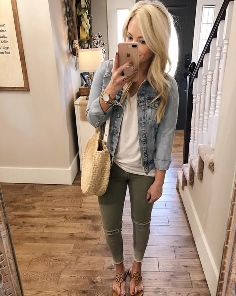 If you’ve been going back and forth on this jean jacket... here’s a comfy casual look with it and my bag I posted about earlier! Two staple… Jean Jacket Outfits, Comfort Shoes Women, Style Travel, Mode Inspiration, Spring Summer Outfits, Comfy Casual, Look Chic, Outfits Casuales, Casual Fall