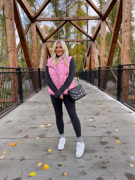 Style Puffer Vest, Vest Outfits Aesthetic, Bre Sheppard, Minimal Style Outfits, Fall Weekend Outfits, Pink Puffer Vest, Puffer Vest Fashion, Puffer Vest Outfit, Class Outfits