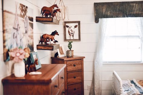 Paisley + Scout’s Cowgal Bedroom Tour | Farm Girl Girls Western Bedroom, Cowgirl Bedroom Ideas, Girl Horse Room, Horse Girls Bedroom, Horse Themed Bedrooms, Horse Bedroom, Cowgirl Bedroom, Farm Bedroom, Cowgirl Room