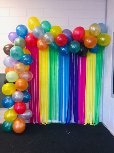 Crepe Paper Decoration Ideas for Classroom Christmas Tree Decoration Craft, Decoration Ideas For Classroom, Balloon Photo Booth, 2nd Birthday Cake Boy, Paper Decoration Ideas, Crepe Paper Craft, Farewell Party Decorations, Crepe Paper Decorations, Graduation Photo Booth