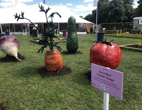 Giant Food Sculpture, Veggie Diet, Giant Vegetable, Amazing Sculptures, Food Sculpture, City Farm, Stage Props, Veggie Food, Giant Food