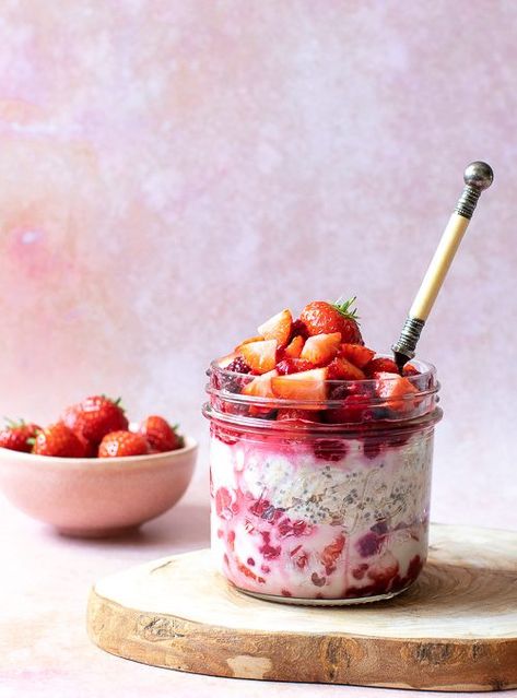 Summer Breakfast Ideas, Soaked Oats, Coconut Oats, Brunch Summer, Chia Seed Recipes Pudding, Coconut Chia, Summer Breakfast, Dessert Photography, Nourishing Foods