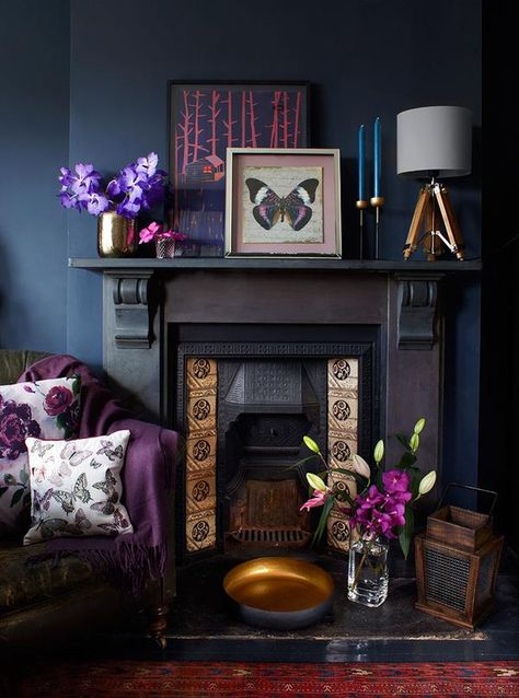 moody home decor Jewel Tone Living Room, Green Living Room Decor, Dark Living Rooms, Black Fireplace, Dark Interiors, Fireplace Mantel, Style At Home, A Living Room, Front Room