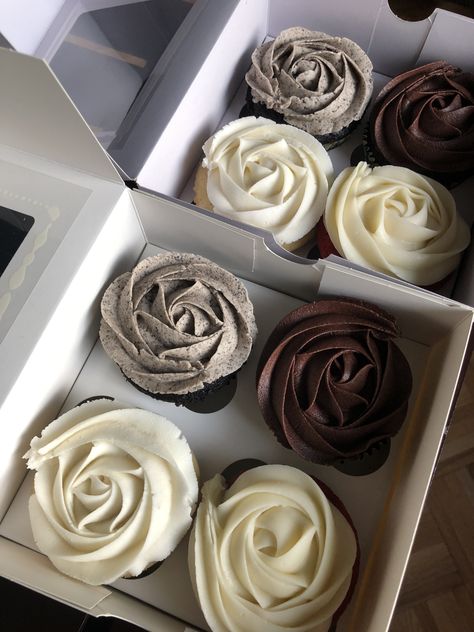 Cupcake Recipes Aesthetic, Brown Cupcakes Aesthetic, Making Cupcakes Aesthetic, Chocolate Cupcakes Aesthetic, Box Dulce, Box Of Cupcakes Aesthetic, Baking Room, Cupcakes Red Velvet, Cupcake Decorating Tips