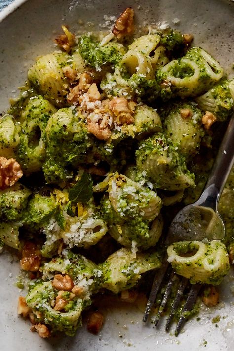 Pasta Saludable, Eating Junk Food, Pesto Pasta Recipe, Pesto Pasta Recipes, Walnut Pesto, Nyt Cooking, Healthy Pastas, Pesto Pasta, Pasta Recipe