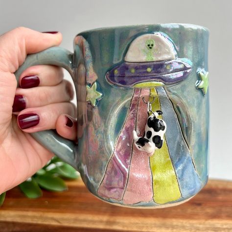 Planet Ceramic Mug, Weird Ceramic Mugs, Space Themed Ceramics, Trippy Ceramics, Alien Mug, Alien Pottery, Cool Mugs Ceramics, Ceramics Mug Ideas, Alien Ceramics