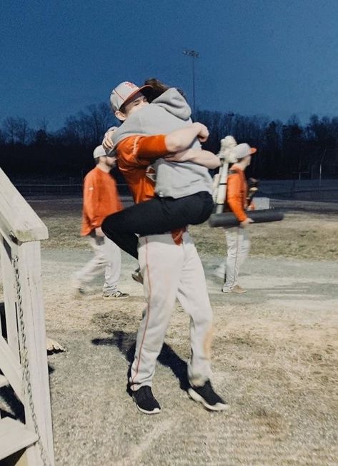 Baseball Boys Vsco, Softball And Baseball Couple Goals, Baseball Boyfriend Aesthetic, Baseball And Softball Couple, Baseball Couple Aesthetic, Baseball Relationship Goals, Sport Couples, Baseball Boyfriend, Baseball Couples