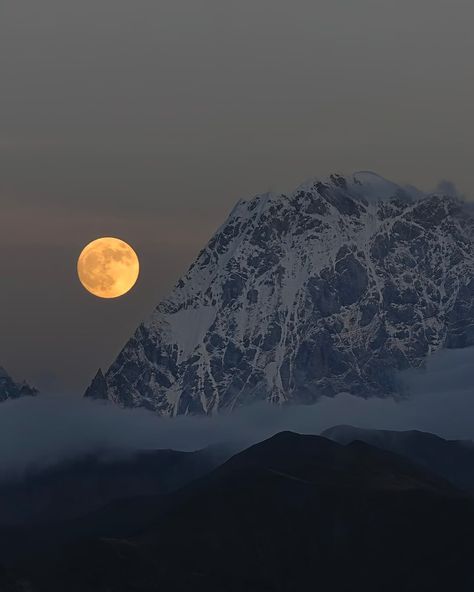 Where the mighty Konka touches the sky and the moon whispers secrets to the mountains. 🌕🏔 In the stillness of the night, nature’s poetry unfolds in the perfect harmony of earth and sky. #CelestialPeaks #GonggaMountain #MoonlitMountains #NatureInHarmony #CelestialBeauty #EarthAndSky #MountainWhispers #AdventureInTheHeights #SichuanDreams #AestheticNature #MountainMagic #Wanderlust Night Sky Mountains, Mountain Night, Night Nature, Earth And Sky, Sky Mountain, Mountain Nature, To The Mountains, Perfect Harmony, The Mighty