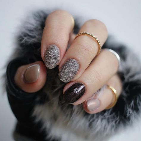 Kaylee | Salem Rose Nails on Instagram: "A neutral skittle with a little sparkle ✨! This was one of my favorite skittles of all time and I didn’t want to take it off! What’s your favorite skittle color combo? Colors used: @cirquecolors Fata Morgana @ethereallacquer Elysian Wings @redpandalacquer Salem Saberhagen . . . . . #skittle #neutralpolish #glittlerpolish #reflectiveglitter #simplenailart #brownnails #vampyskittle #indiepolish #indiepolishaddict #indiepolishlover Almond nails, simple Skittle Nails Color Combos, Nails Color Combos, Almond Nails Simple, Skittle Nails, Salem Saberhagen, Neutral Polish, Fata Morgana, Nail Color Combos, Rose Nails