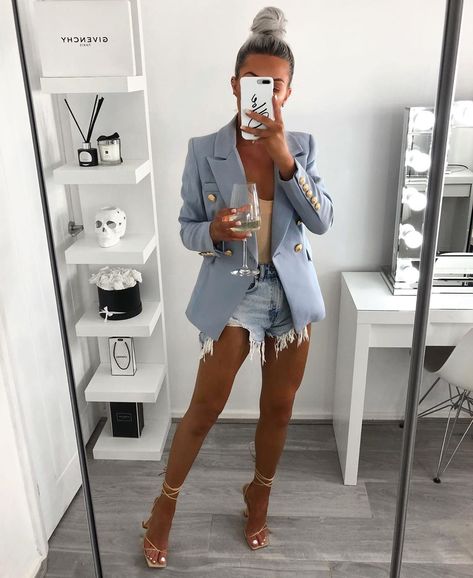 C H L O E A D A I R on Instagram: “Sunday blues 🦋 (not really - I’ve got a glass of Villa Maria in my hand so I’m happy but it goes with the pic so we’ll roll with it as I…” Looks Adidas, Look Zara, Look Jean, Wardrobe Tips, Outfits Chic, Elegante Casual, Nice Style, Fashion Hacks Clothes, Fashion Mistakes