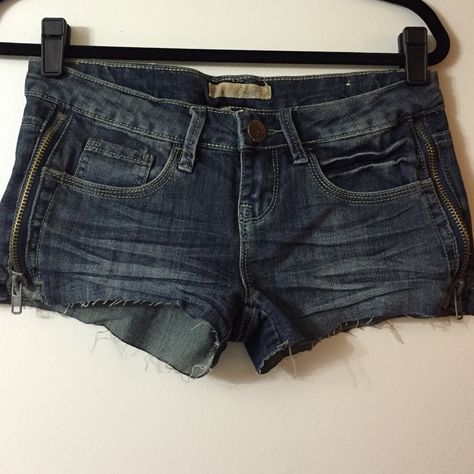 Never Worn But Tags No Longer On. Distressed Style Jean Shorts With 1" Inseam, Frayed Hems, And Zipper Detail. Mcbling Outfits, Y2k Jean Shorts, Styled Jeans, Style Jean Shorts, Star Shorts, 2000s Clothes, Y2k Tops, Y2k Shorts, Star Blue