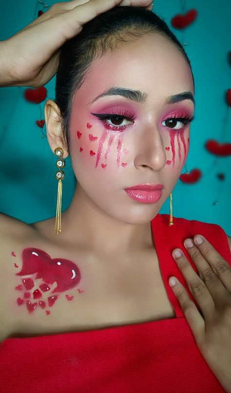 HEARTBREAK LOOK 💔❤️‍🩹 Heartbreak Makeup Looks, Heartbreak Makeup, Broken Makeup, Creative Eye Makeup, Creative Eye, Costume Ideas, Beauty Tips, Face Paint, Makeup Looks