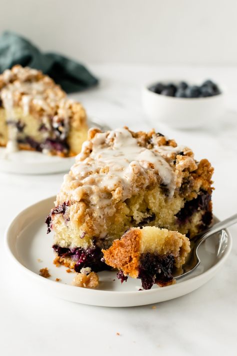 This blueberry crumb cake features a moist, tender, buttery soft vanilla breakfast cake studded with juicy blueberries, and topped with a thick layer of cinnamon brown sugar crumble topping. Finish it off with a drizzle of vanilla icing or a dusting of powdered sugar to make an impressive breakfast coffee cake that everyone will love! #crumbcake #coffeecake Easter Dessert Lemon, Orange Crumb Cake, Lemon Crumb Cake, Lemon Cake Filling, Light Summer Desserts, Blueberry Coffee Cake Recipe, Blueberry Orange, Blueberry Crumb Cake, Breakfast Coffee Cake