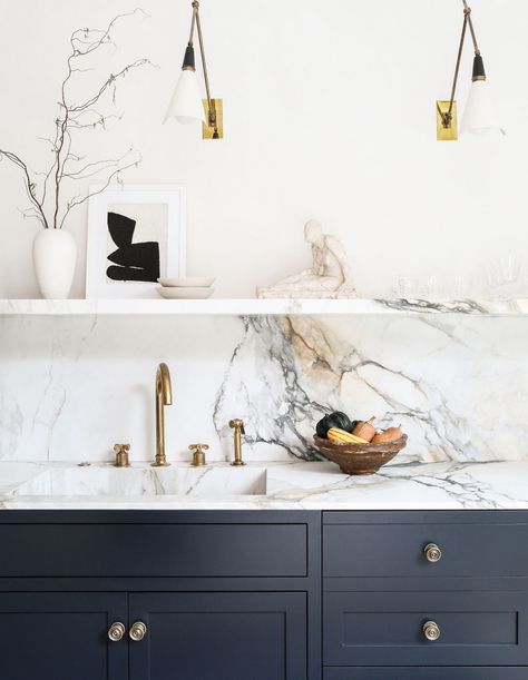 Grey Marble Kitchen, Kitchen Credenza, Marble Backsplash Kitchen, Ikea Kids Room, Ideas Habitaciones, White Marble Kitchen, Hacks Ikea, Classic White Kitchen, Marble Kitchen