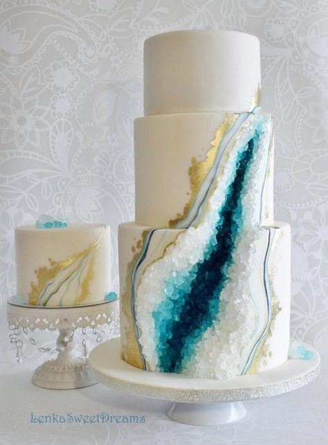 Geode wedding cake. by LenkaSweetDreams - http://cakesdecor.com/cakes/285286-geode-wedding-cake Geode Wedding Cake, Wedding Cake Rock, Geode Cake Wedding, Inside Cake, Quinceañera Ideas, Geode Wedding, Geode Cake, Crystal Cake, Cool Cake Designs