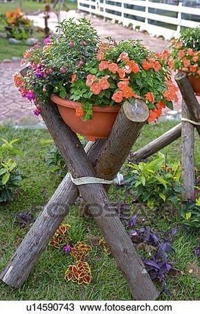 Garden Diy Decoration Ideas, نباتات منزلية, Upcycle Garden, Garden Containers, Garden Yard Ideas, Diy Garden Projects, Wooden Garden, Garden Cottage, Rustic Gardens